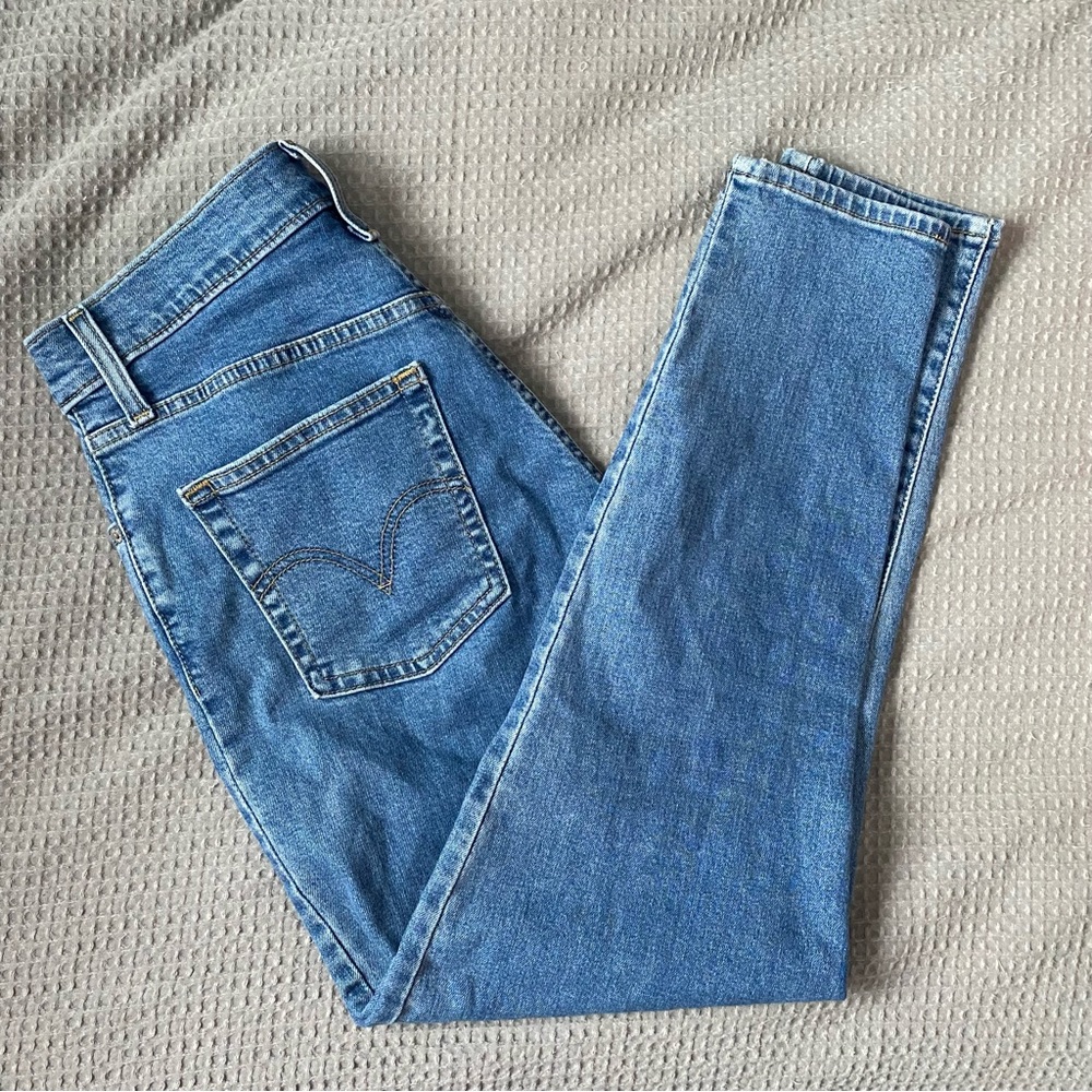 Women’s Levi High Waisted Tapered Jeans